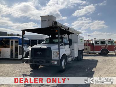 Altec LR756, 61 ft, Over-Center Bucket Truck