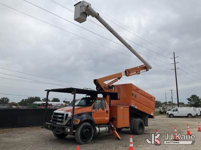 Altec LR756, 61 ft, Over-Center Bucket Truck
