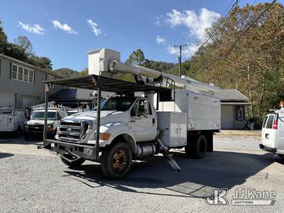 Altec LR756, 61 ft, Over-Center Bucket Truck