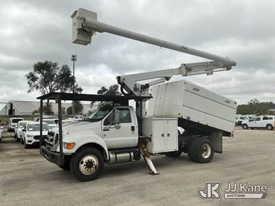 Altec LR756, 61 ft, Over-Center Bucket Truck