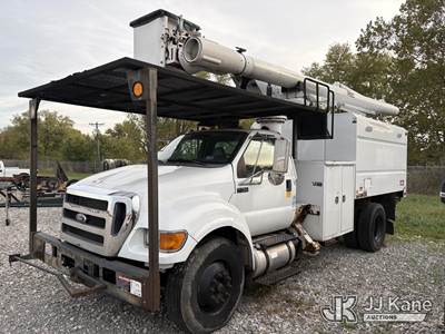 Altec LR756, 61 ft, Over-Center Bucket Truck