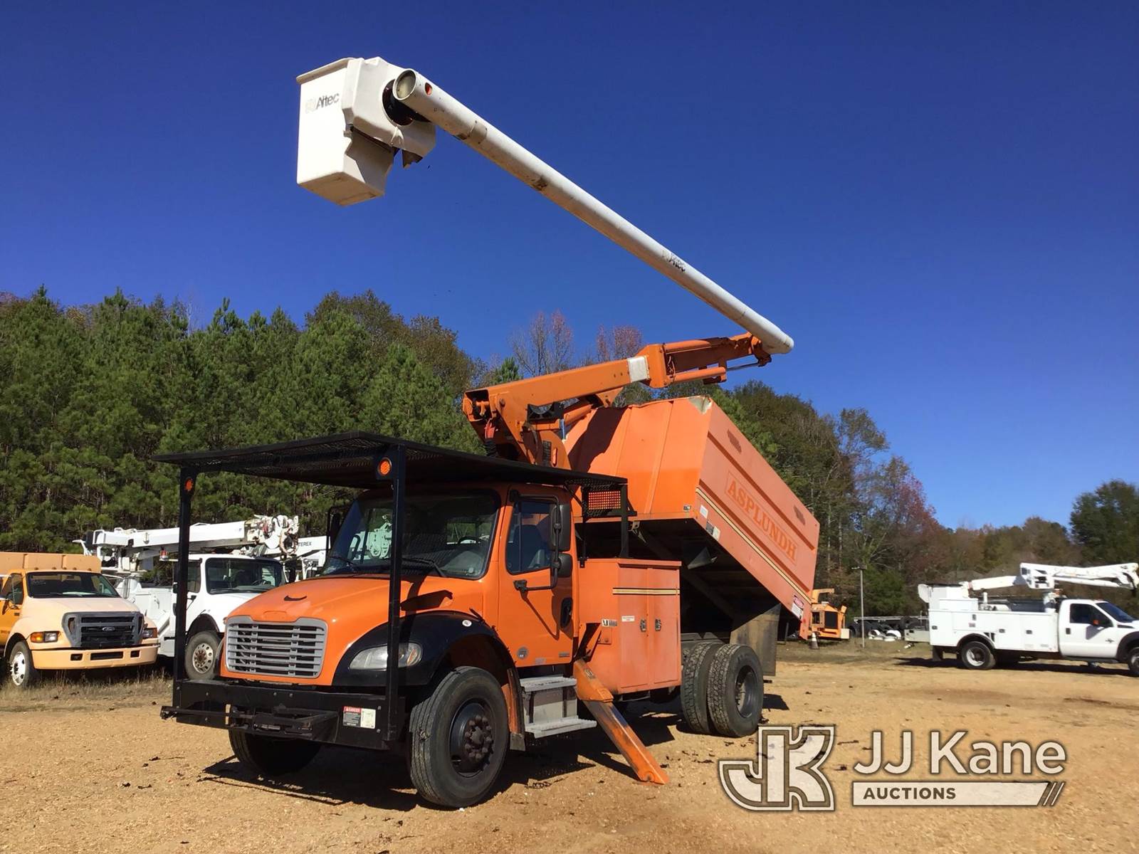 2011 ALTEC LRV55, 60 ft, OverCenter Bucket Truck For Sale, 2,264 Hours