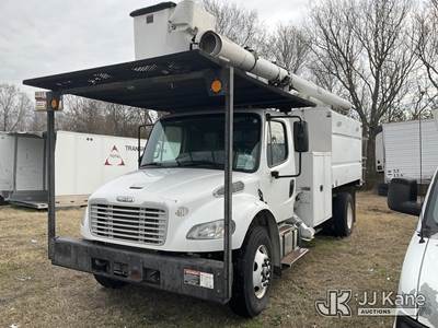 Altec LR756, 61 ft, Over-Center Bucket Truck