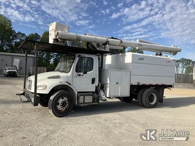 Altec LR756, 61 ft, Over-Center Bucket Truck