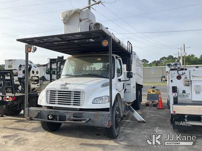 Altec LR756, 61 ft, Over-Center Bucket Truck