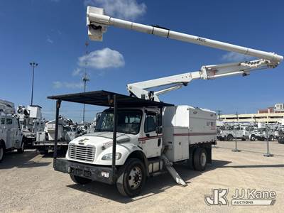 Altec LR756, 61 ft, Over-Center Bucket Truck