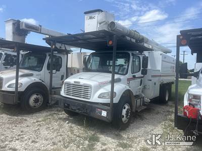 Altec LR756, 61 ft, Over-Center Bucket Truck