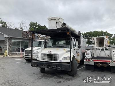 Altec LR756, 61 ft, Over-Center Bucket Truck