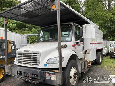Altec LR758, 61 ft, Over-Center Bucket Truck