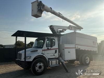 Altec LR756, 61 ft, Over-Center Bucket Truck