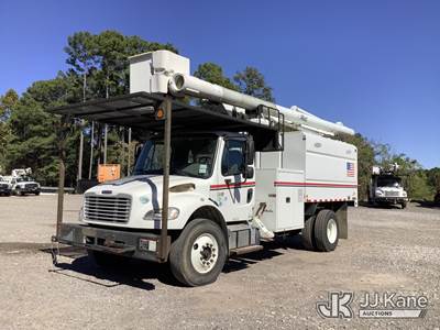 Altec LR756, 61 ft, Over-Center Bucket Truck