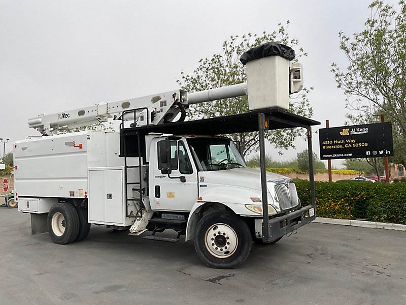 Altec LRV56, 350 Lb 61 ft, with Single Man Bucket, Hyd. Outrigger