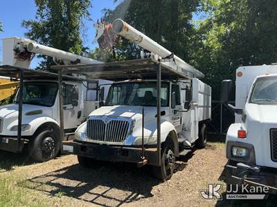 Altec LRV-56, 61 ft, Over-Center Bucket Truck