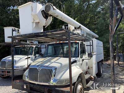 Altec LRV-56, 61 ft, Over-Center Bucket Truck