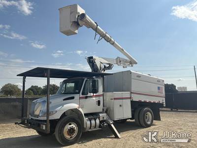 Altec LR756, 61 ft, Over-Center Bucket Truck