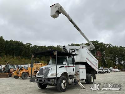 Altec LR756, 61 ft, Over-Center Bucket Truck
