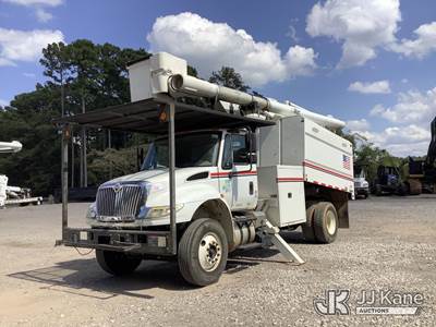 Altec LR756, 61 ft, Over-Center Bucket Truck