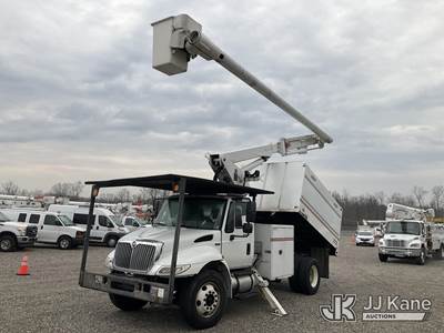 Altec LR756, 61 ft, Over-Center Bucket Truck