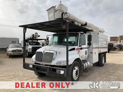 Altec LR756, 61 ft, Over-Center Bucket Truck