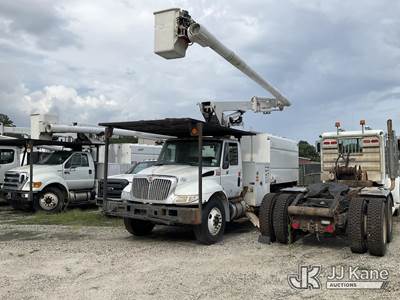 Altec LR 756, 61 ft, Over-Center Bucket Truck