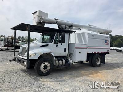 Altec LR756, 61 ft, Over-Center Bucket Truck