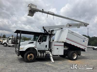 Altec LR756, 61 ft, Over-Center Bucket Truck