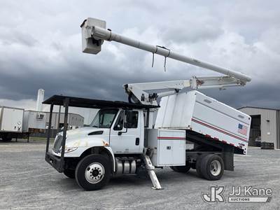 Altec LR756, 61 ft, Over-Center Bucket Truck