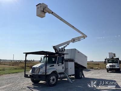 Altec LR756, 61 ft, Over-Center Bucket Truck