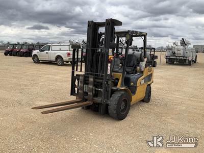 2011 Caterpillar 2P7000 Pneumatic Tired Forklift
