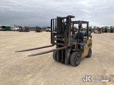 2011 Caterpillar 2P7000-LE Pneumatic Tired Forklift