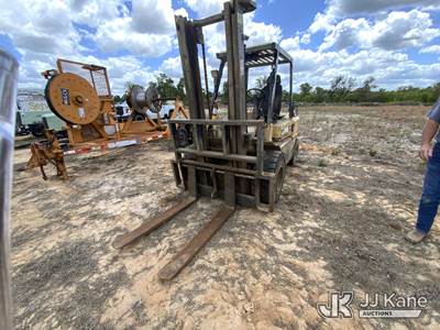 Caterpillar DPL40 Pneumatic Tired Forklift