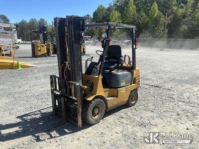 Caterpillar GP15 Pneumatic Tired Forklift