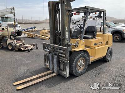 Caterpillar GP40K1 Pneumatic Tired Forklift
