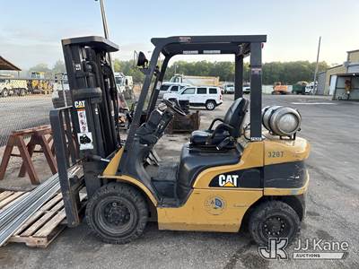 2005 Cat P5000 Pneumatic Tired Forklift