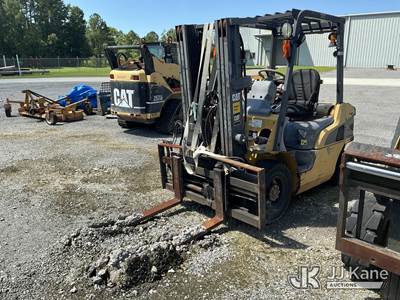 Caterpillar P5000 Pneumatic Tired Forklift