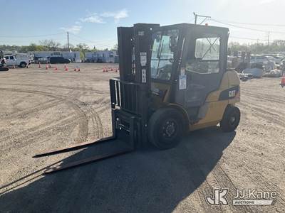 Caterpillar P8000 Solid Tired Forklift
