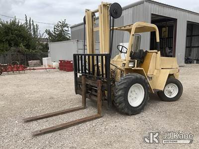 Clark DPR 30 Rough Terrain Forklift
