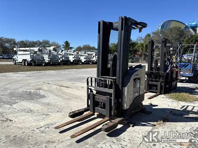 Crown RD5220-30 Stand-Up Forklift Order Picker