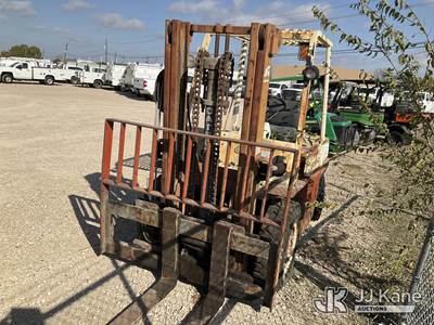 1982 Datsun 8000 Pneumatic Tired Forklift