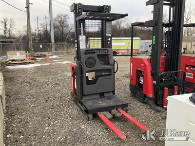 Raymond 520-OPC30TT Stand-Up Forklift Order Picker