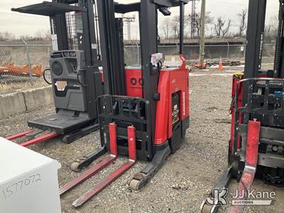 Raymond 720-R35TT Stand-Up Reach Lift