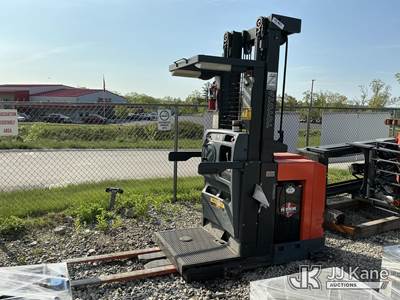 2016 Toyota 7BPUE15 24V Electric Solid Tired Order Picker Forklift