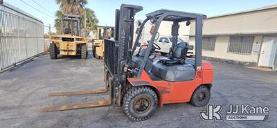 2004 Toyota 7FDU25 Pneumatic Tired Forklift