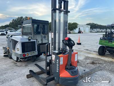 Toyota 8BWS13 Walk-Behind Pallet Truck