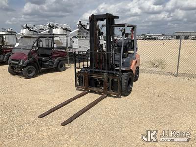 2013 Toyota 8FGU32 Pneumatic Tired Forklift