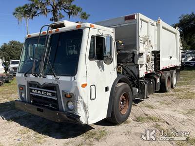 Mack LEU600 Garbage Truck
