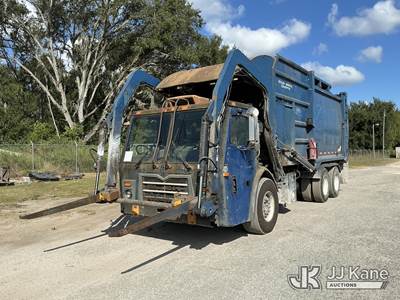 Mack LEU600 Garbage Truck