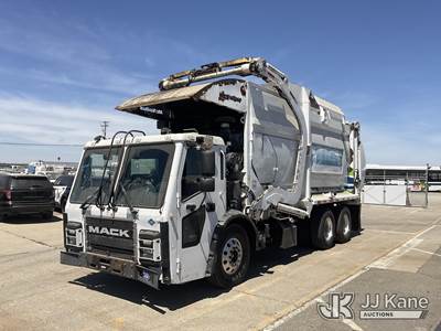 Mack LR600 Garbage Truck