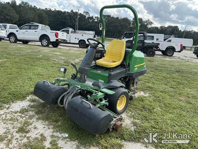 John Deere 2500B Lawn Tractor