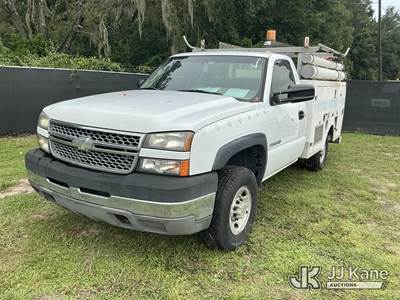 2005 Chevrolet Silverado 2500HD Enclosed Service Truck